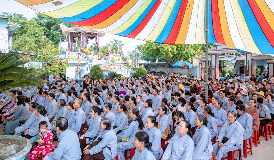 Đông đảo Phật tử về chùa dự lễ Đông đảo Phật tử về chùa dự lễ