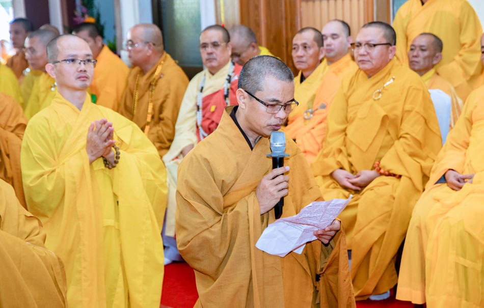 Đại đức Thích Thông Nhã, trụ trì chùa Chiên Đàn thay mặt môn đồ pháp quyến dâng lời tưởng niệm tôn sư Đại đức Thích Thông Nhã, trụ trì chùa Chiên Đàn thay mặt môn đồ pháp quyến dâng lời tưởng niệm tôn sư