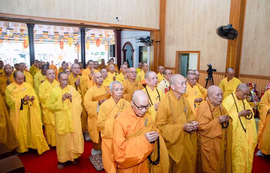 Chư tôn giáo phẩm dâng hương tưởng niệm Chư tôn giáo phẩm dâng hương tưởng niệm