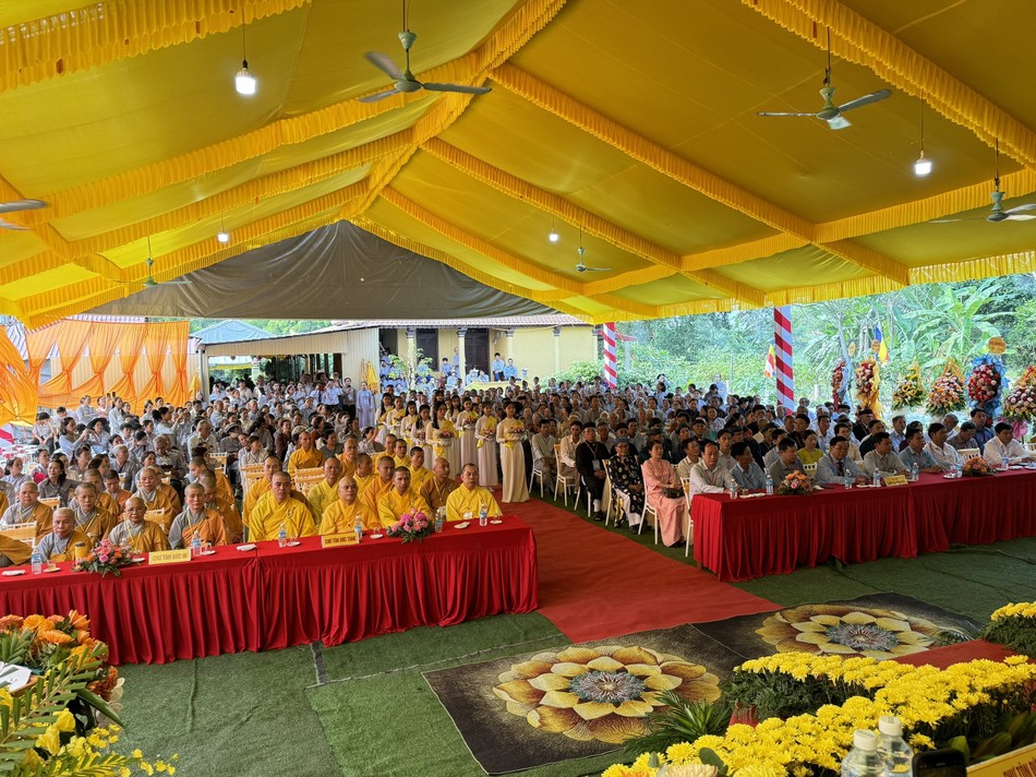 Chư tôn đức Tăng Ni, đại biểu, Phật tử tham dự