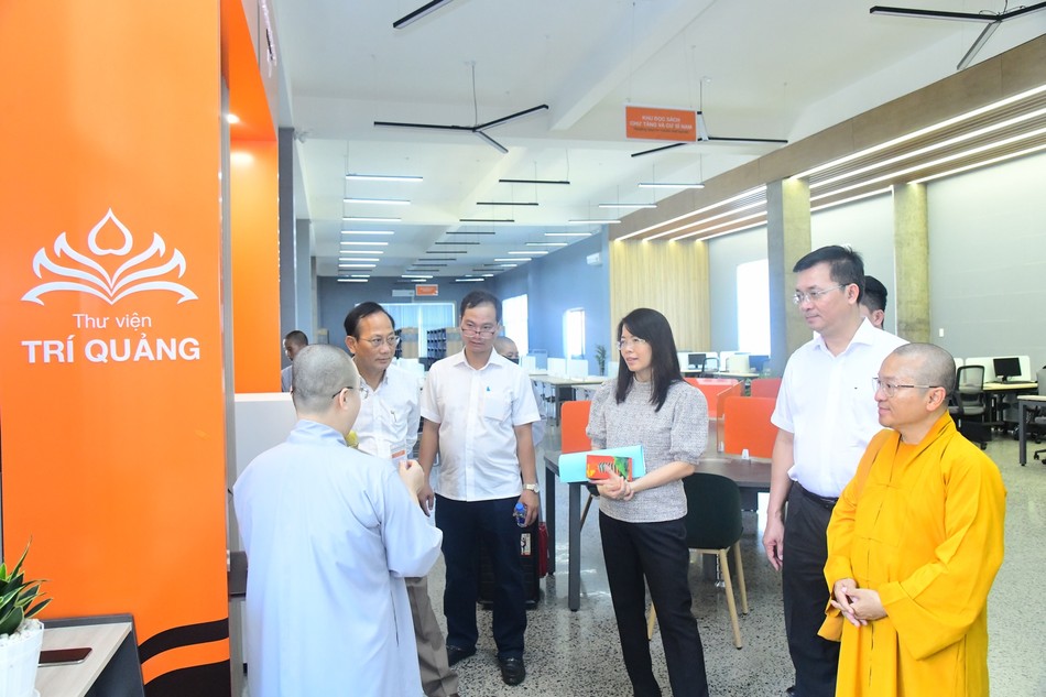 Thượng tọa Thích Nhật Từ hướng dẫn đoàn khảo sát các địa điểm Thượng tọa Thích Nhật Từ hướng dẫn đoàn khảo sát các địa điểm