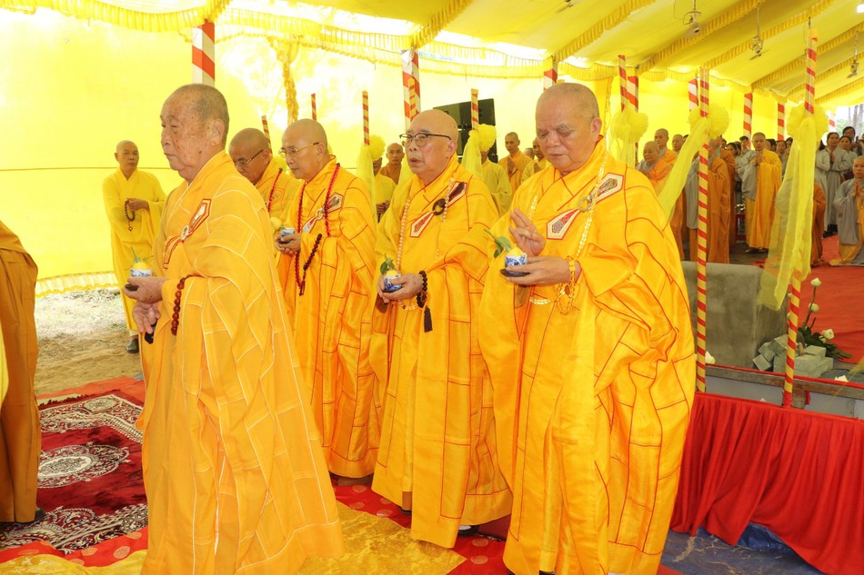 Chư tôn đức cử hành nghi thức sái tịnh Chư tôn đức cử hành nghi thức sái tịnh