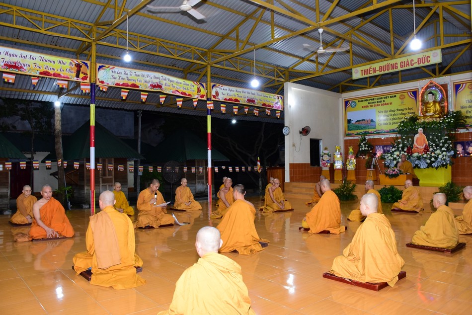 Đại đức Minh Đạo thông qua thời khóa tu học Đại đức Minh Đạo thông qua thời khóa tu học