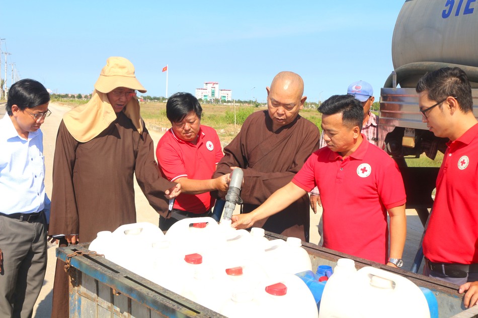 Những can nước được chuẩn bị sẵn để vận chuyển đến tận nơi cho bà con thiếu nước sinh hoạt Những can nước được chuẩn bị sẵn để vận chuyển đến tận nơi cho bà con thiếu nước sinh hoạt