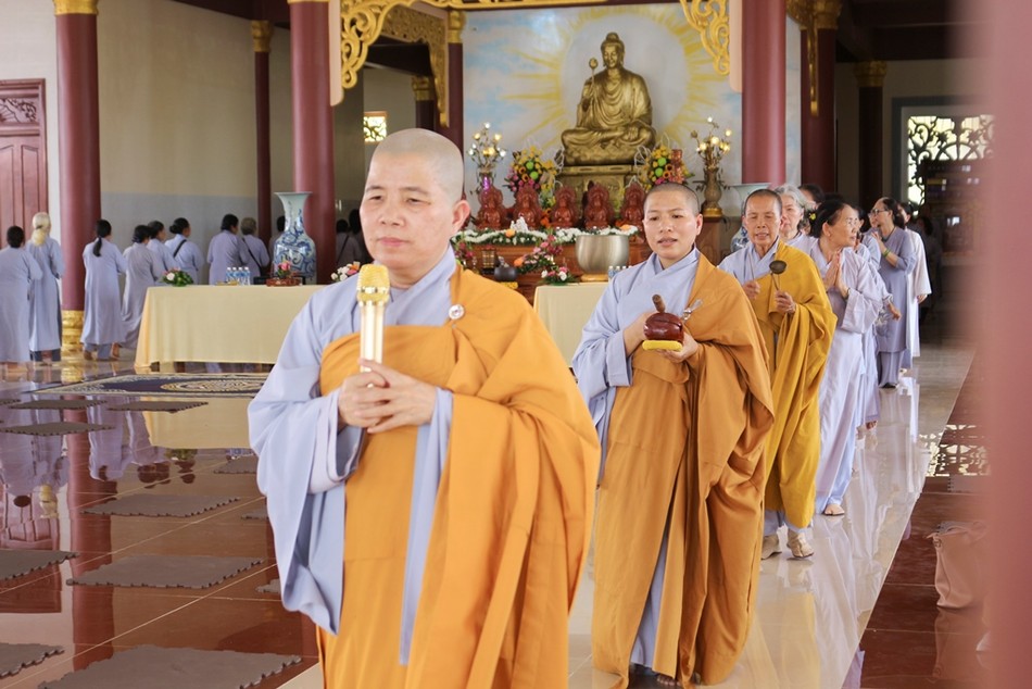Chư Ni hướng dẫn Phật tử kinh hành niệm Phật Chư Ni hướng dẫn Phật tử kinh hành niệm Phật