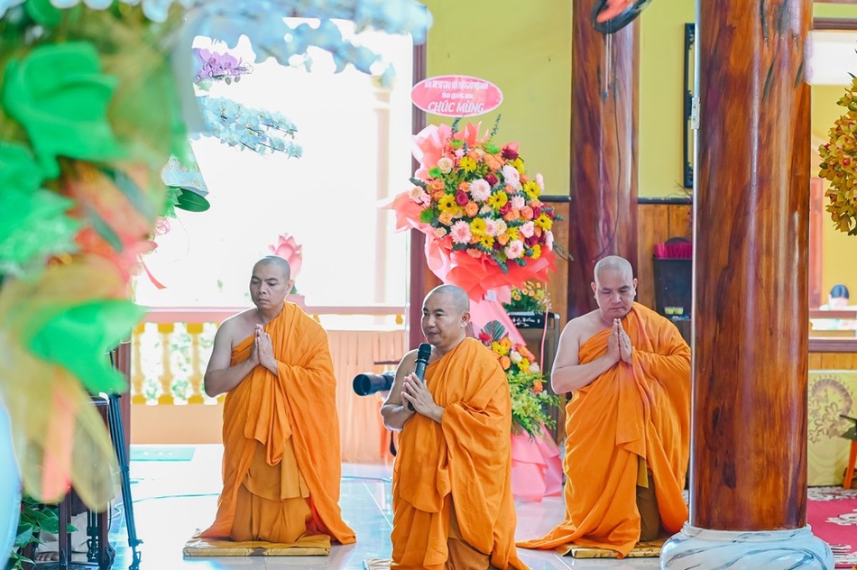 Thượng tọa Thích Giác Nhẫn dâng lời cảm tạ