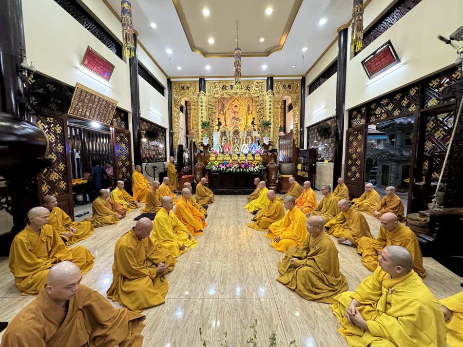 Chư Tăng thính giới Chư Tăng thính giới