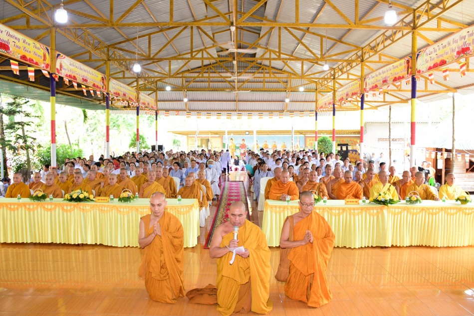 Đại đức Minh Dẫn đã cung tuyên tiểu sử cố Hòa thượng Thích Minh Nhơn