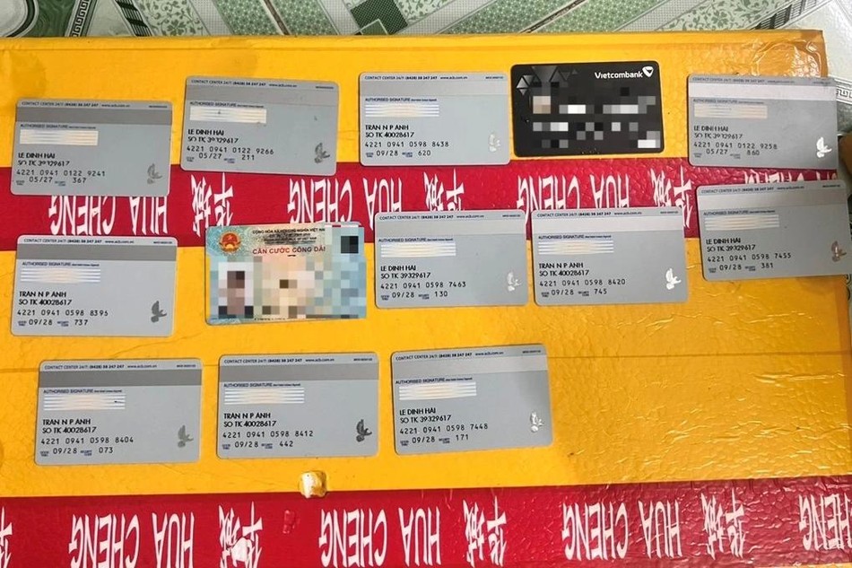 Các thẻ ngân hàng là tang vật của vụ án được công an thu giữ - Ảnh: Công an cung cấp Các thẻ ngân hàng là tang vật của vụ án được công an thu giữ - Ảnh: Công an cung cấp