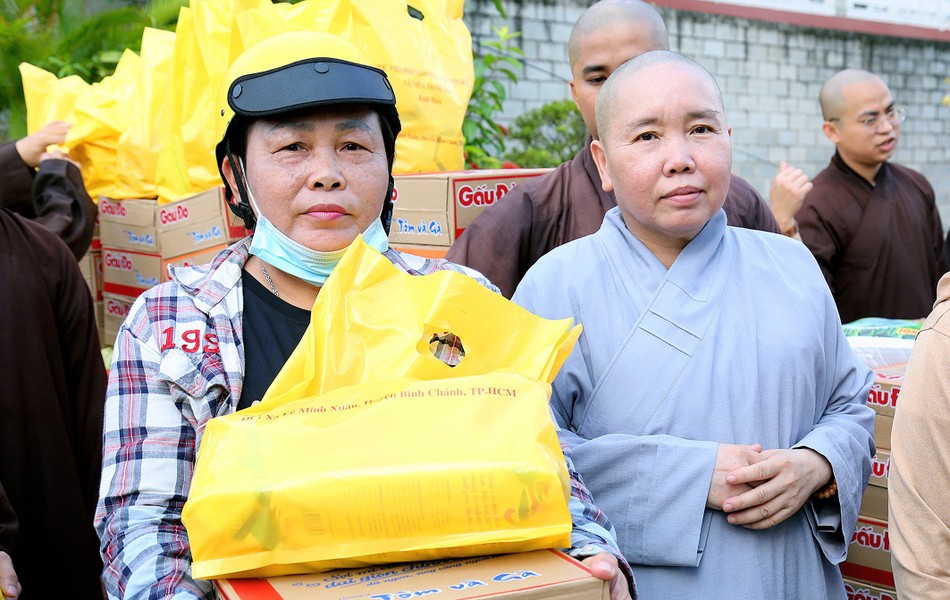 Mỗi phần quà được trao tặng trị giá hơn 1.100.000 đồng Mỗi phần quà được trao tặng trị giá hơn 1.100.000 đồng