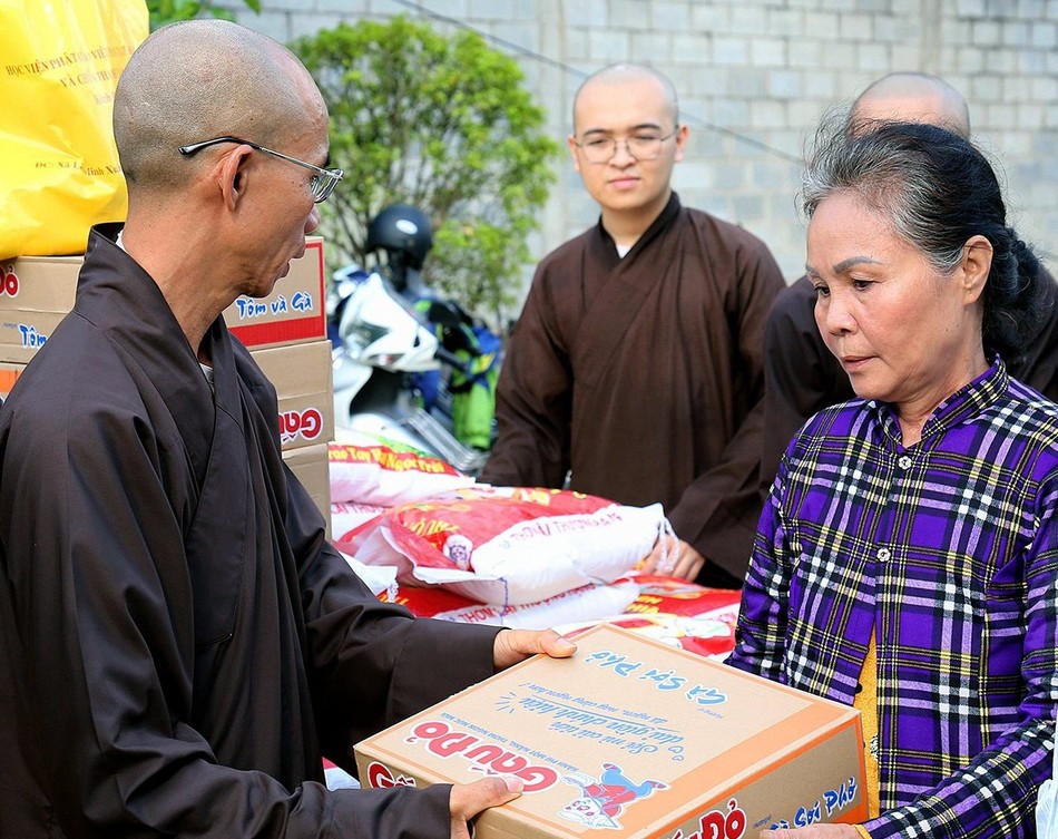 Thượng tọa Thích Phước Lượng trao quà đến bà con Thượng tọa Thích Phước Lượng trao quà đến bà con