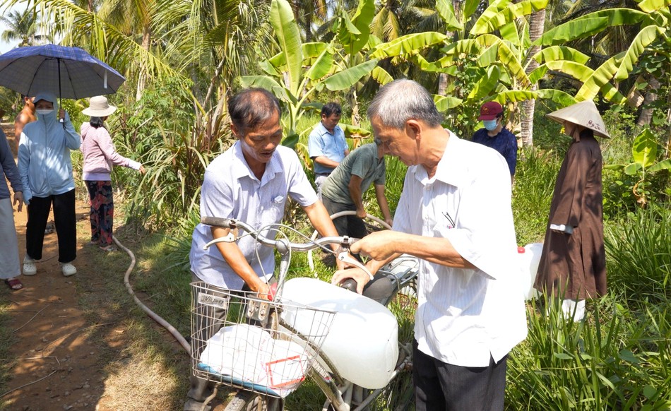 ... giúp người dân vận chuyển về nhà ... giúp người dân vận chuyển về nhà