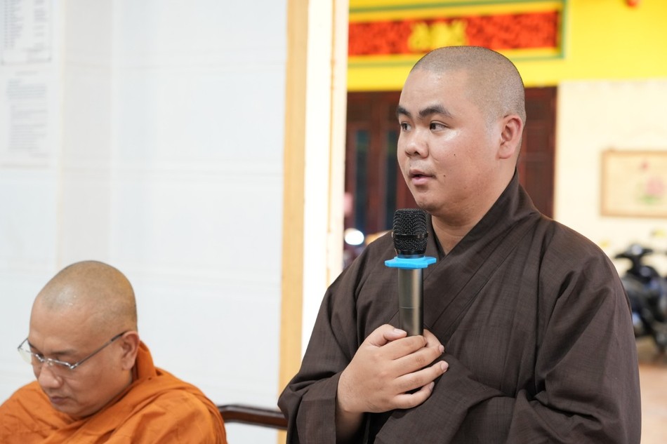 Đại đức Thích Minh Thuận trình kế hoạch tổ chức khóa An cư kiết hạ Đại đức Thích Minh Thuận trình kế hoạch tổ chức khóa An cư kiết hạ