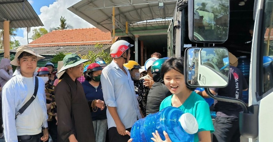 Người dân xếp hàng chờ nhận nước uống