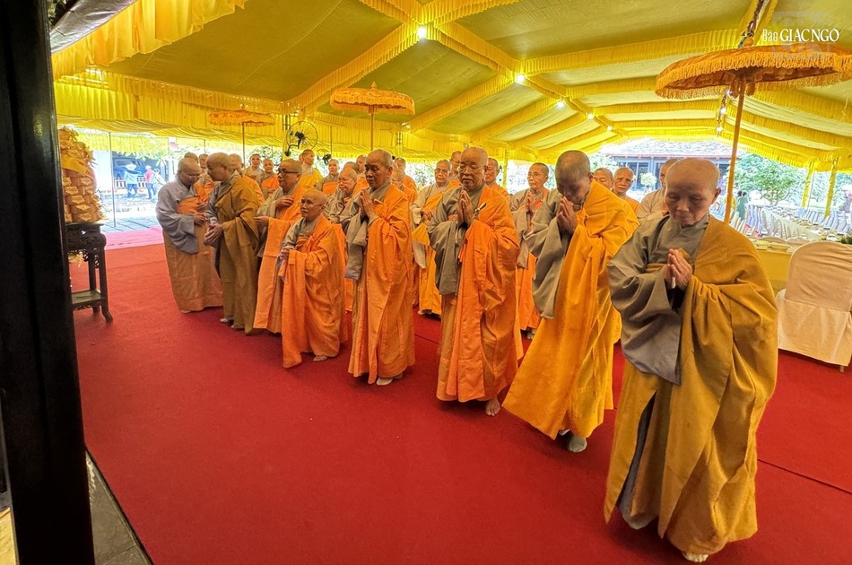 ...và chư tôn đức Ni