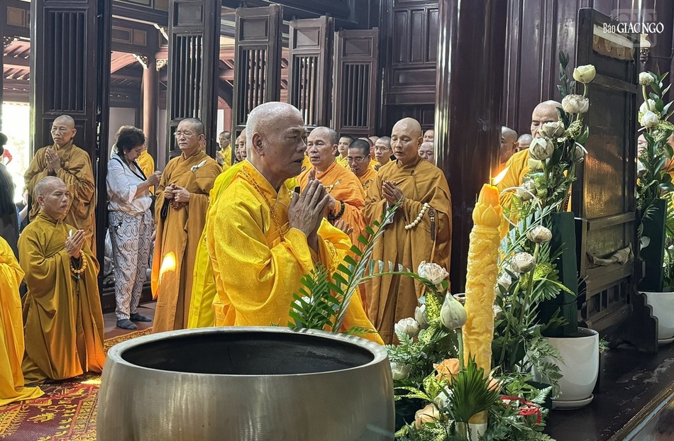 Hòa thượng Thích Giác Đạo sám chủ nghi lễ cúng ngọ