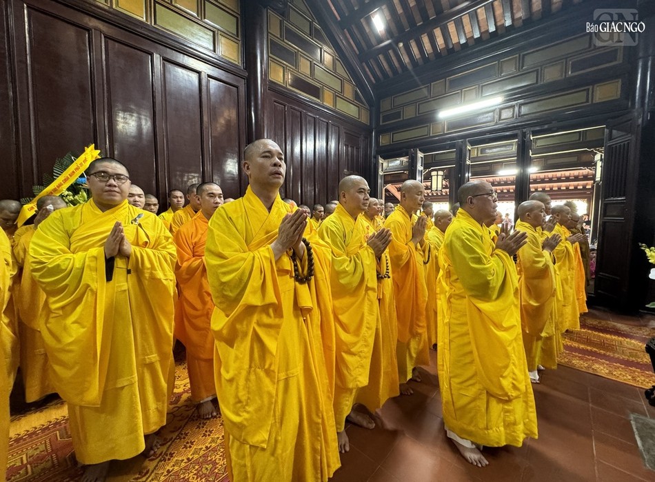 Chư tôn đức Tăng...