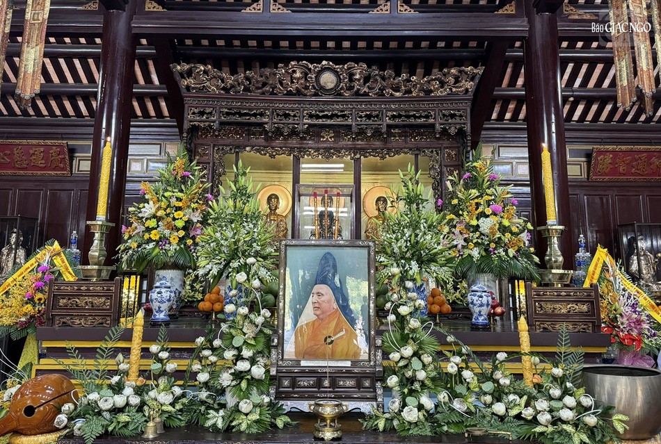 Pháp tướng Đại lão Hòa thượng tại hậu tổ chùa Thiên Mụ