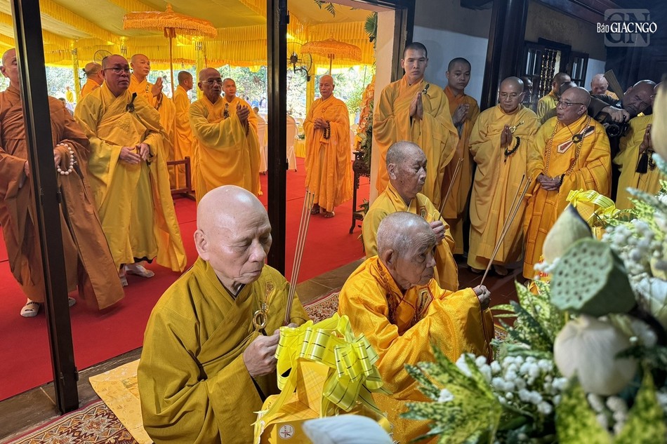 Chư tôn giáo phẩm thắp hương tưởng niệm