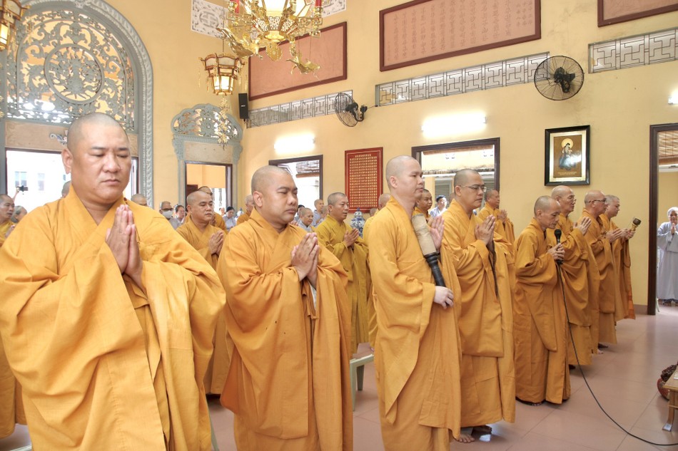 Khóa lễ tụng kinh tại chánh điện Khóa lễ tụng kinh tại chánh điện