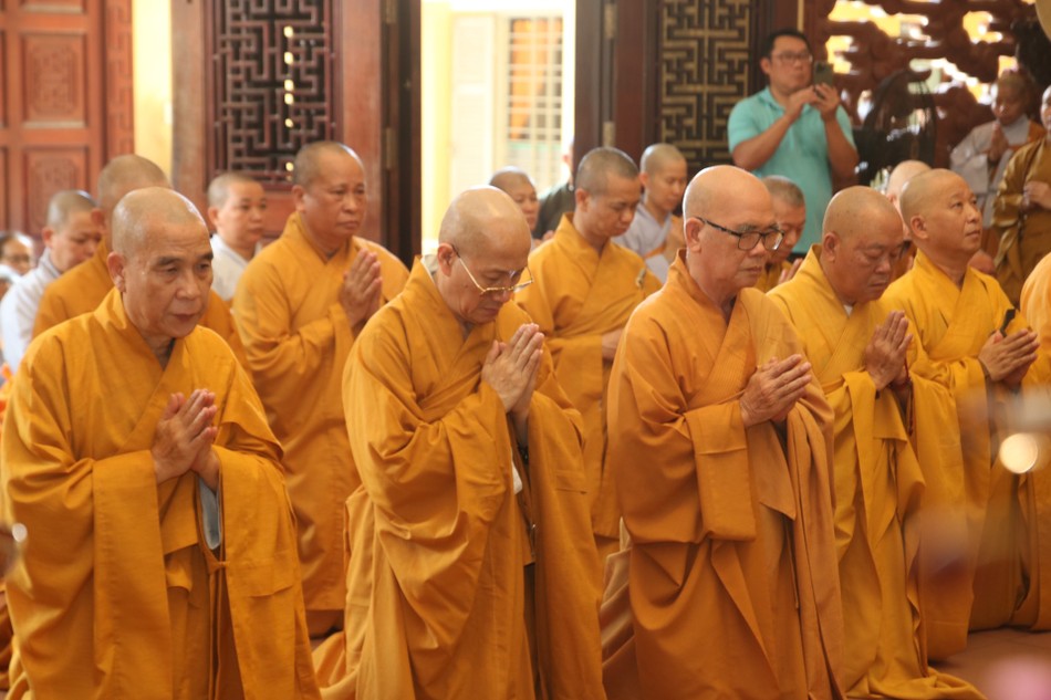 Môn hạ đệ tử thành tâm tưởng nhớ công đức của bậc ân sư khả kính Môn hạ đệ tử thành tâm tưởng nhớ công đức của bậc ân sư khả kính