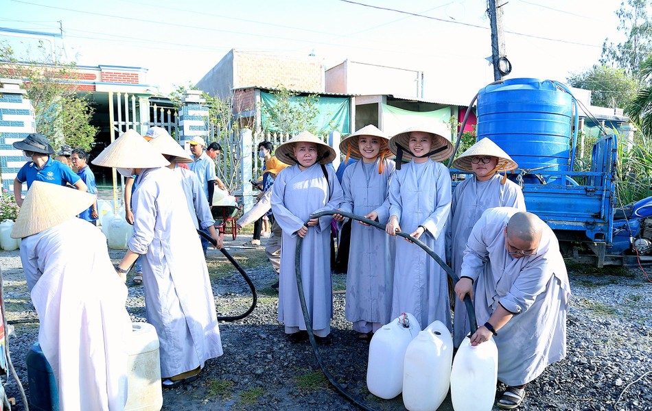 Bơm nước vào thùng nhựa để bà con dễ vận chuyển Bơm nước vào thùng nhựa để bà con dễ vận chuyển