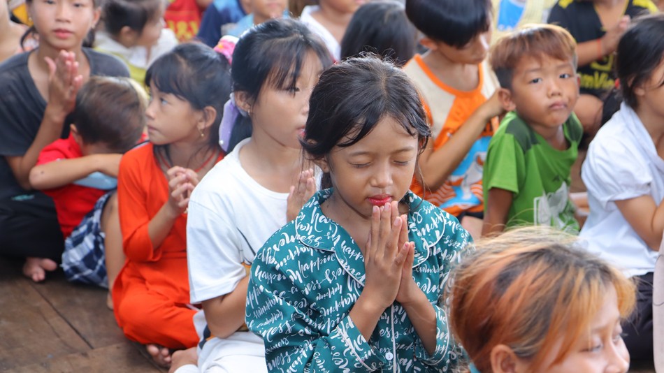 Các em học sinh Trường Tiểu học Việt Nam tại xã Chong Kneas đến nhận quà Các em học sinh Trường Tiểu học Việt Nam tại xã Chong Kneas đến nhận quà