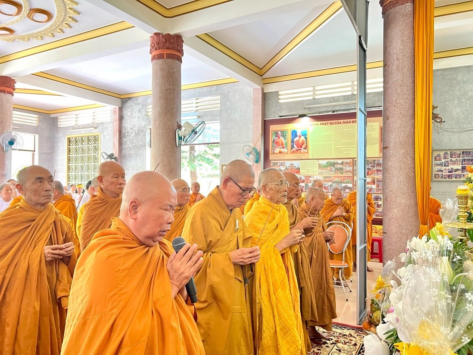 Chư tôn giáo phẩm thắp hương tưởng niệm Chư tôn giáo phẩm thắp hương tưởng niệm