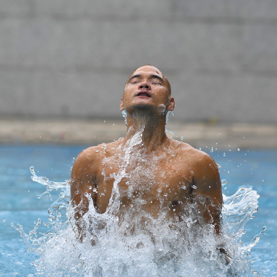 Hồng Lợi là vận động viên khuyết tật bơi lội cấp quốc gia. Anh thi đấu với 3 nội dung chính: 100 - 200 - 400m tự do nam, hạng thương tật S6