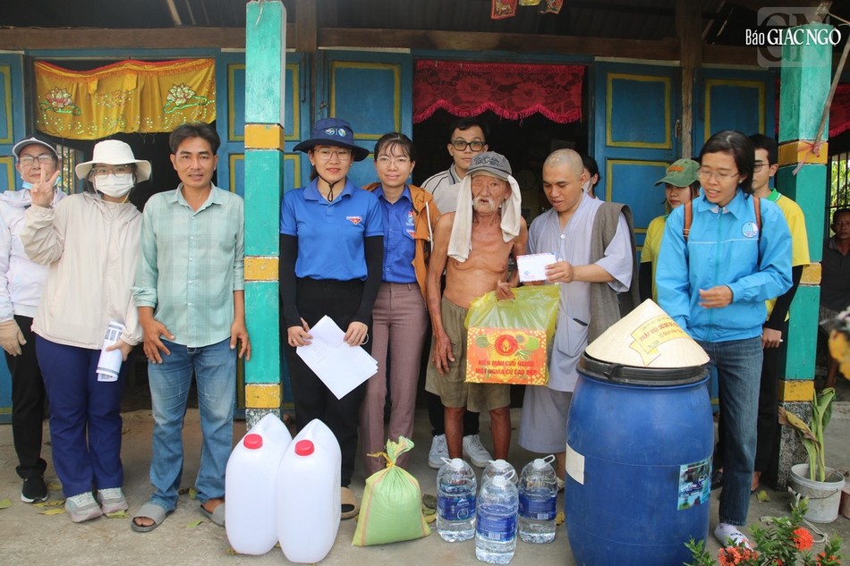 Nhóm sinh viên thiện nguyện Pháp Vân (TP.HCM) tặng quà đến người già neo đơn Nhóm sinh viên thiện nguyện Pháp Vân (TP.HCM) tặng quà đến người già neo đơn