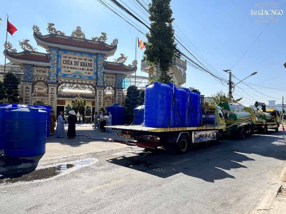 Chùa Dư Khánh (TX.Gò Công) - đầu mối để vận chuyển nước đến bà con Chùa Dư Khánh (TX.Gò Công) - đầu mối để vận chuyển nước đến bà con