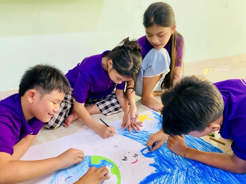 Em tập vẽ tranh Em tập vẽ tranh