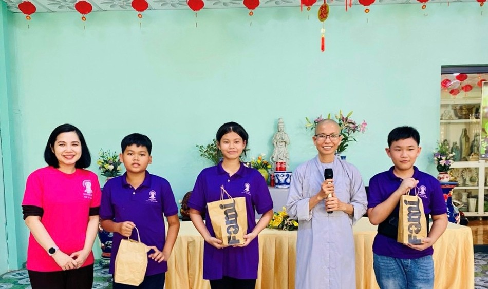 Sư cô Nhuận Bình luôn sát cánh cùng các em trong khóa tu "Về với Phật" Sư cô Nhuận Bình luôn sát cánh cùng các em trong khóa tu "Về với Phật"