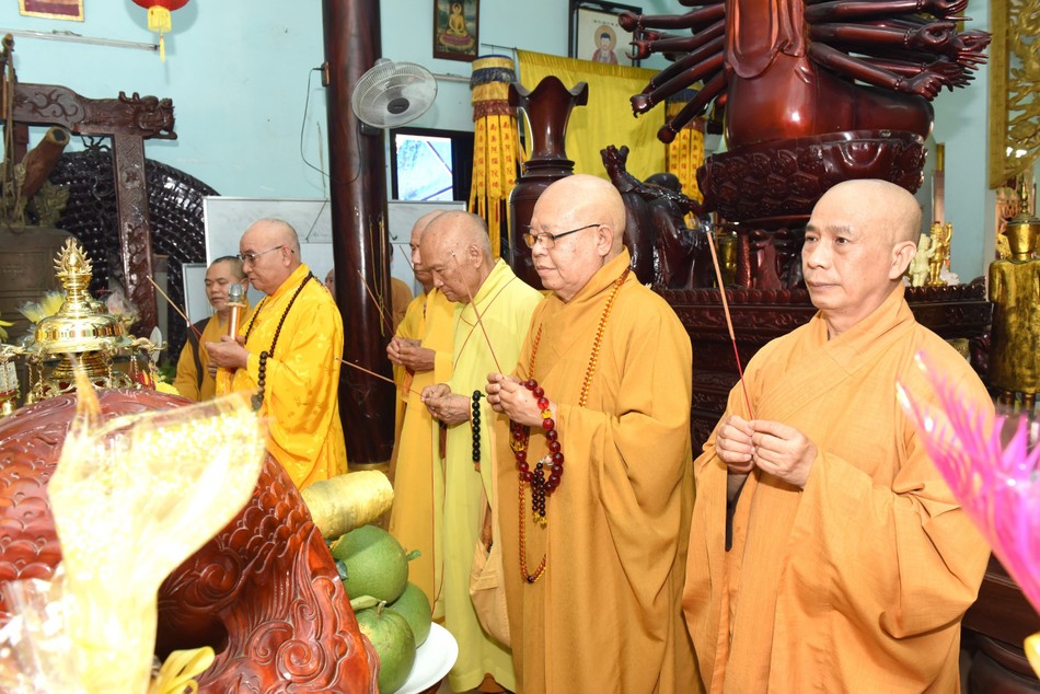 Chư tôn giáo phẩm thắp hương tưởng niệm Chư tôn giáo phẩm thắp hương tưởng niệm