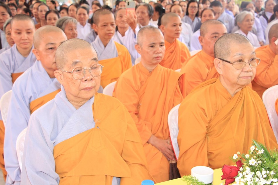 Chư Ni tham dự buổi lễ Chư Ni tham dự buổi lễ