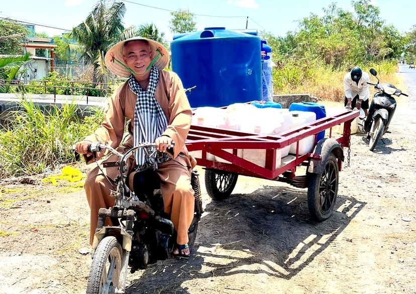 Thượng tọa Thích Thiện Quý vận chuyển nước ngọt hỗ trợ bà con vùng hạn mặn Thượng tọa Thích Thiện Quý vận chuyển nước ngọt hỗ trợ bà con vùng hạn mặn