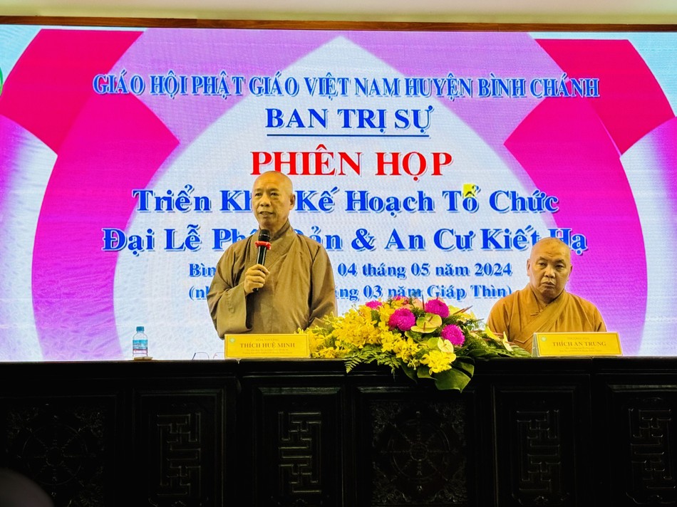 Hòa thượng Thích Huệ Minh chủ trì phiên họp Hòa thượng Thích Huệ Minh chủ trì phiên họp