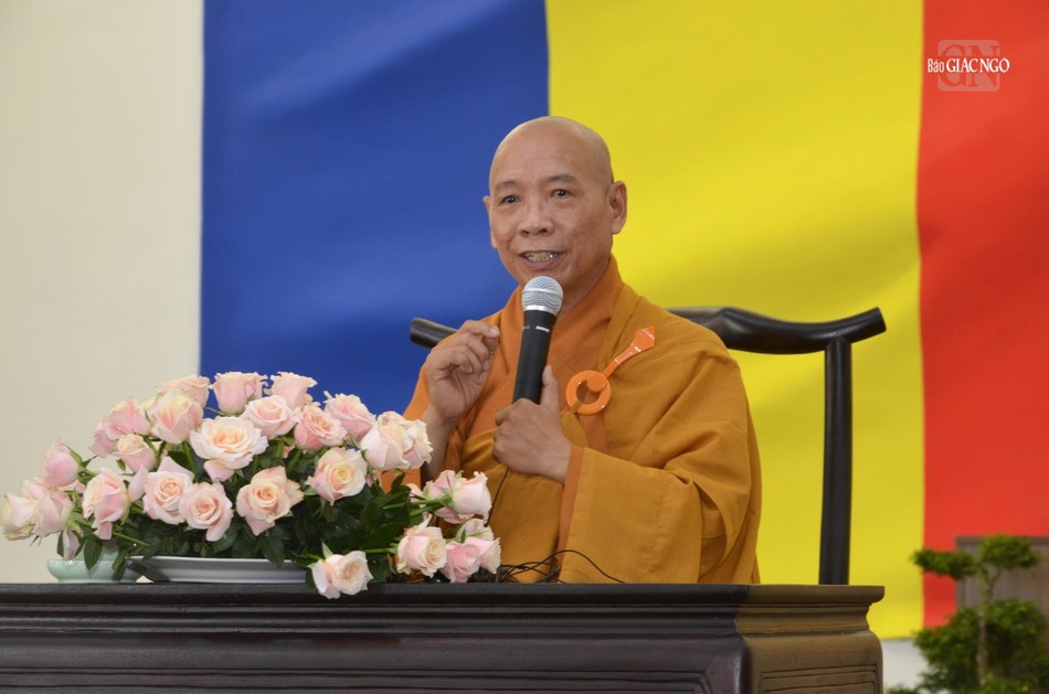 Hòa thượng Thích Huệ Minh chia sẻ thời pháp thoại với chủ đề “Thắp đèn trí tuệ”