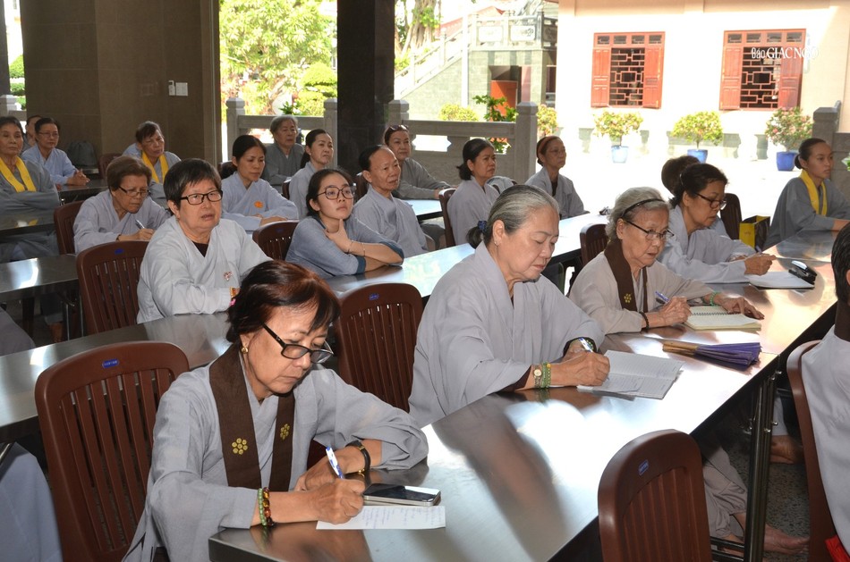 Cẩn trọng ghi chép từng lời dạy