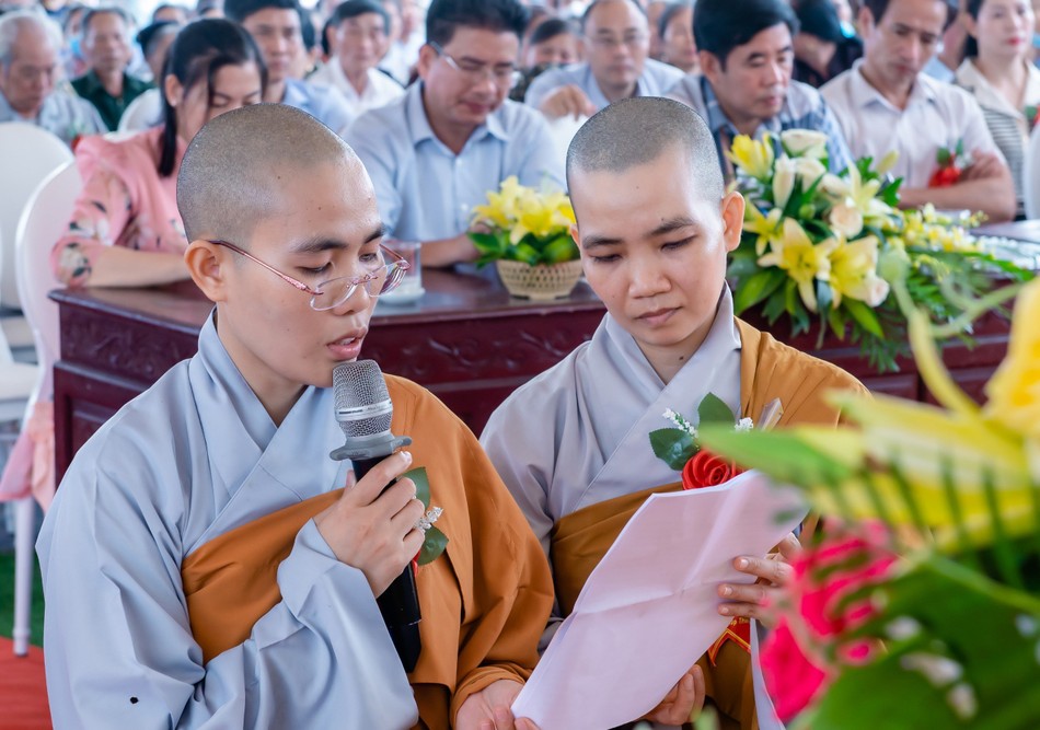 Sư cô Thích nữ Tịnh Nhân dâng lời phát nguyện Sư cô Thích nữ Tịnh Nhân dâng lời phát nguyện