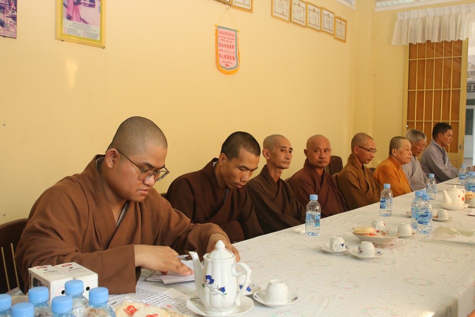 Chư Tăng tham dự phiên họp Chư Tăng tham dự phiên họp