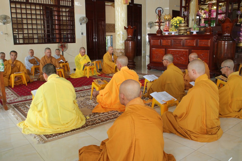 Chư Tăng Ni thực hiện nghi thức Bố-tát, thính giới trước khi bắt đầu phiên họp Chư Tăng Ni thực hiện nghi thức Bố-tát, thính giới trước khi bắt đầu phiên họp