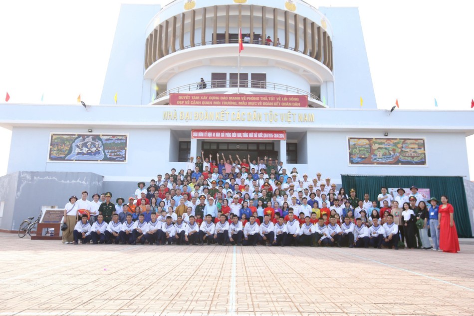 Đoàn đại biểu, quân và dân tại đảo Đá Tây A Đoàn đại biểu, quân và dân tại đảo Đá Tây A