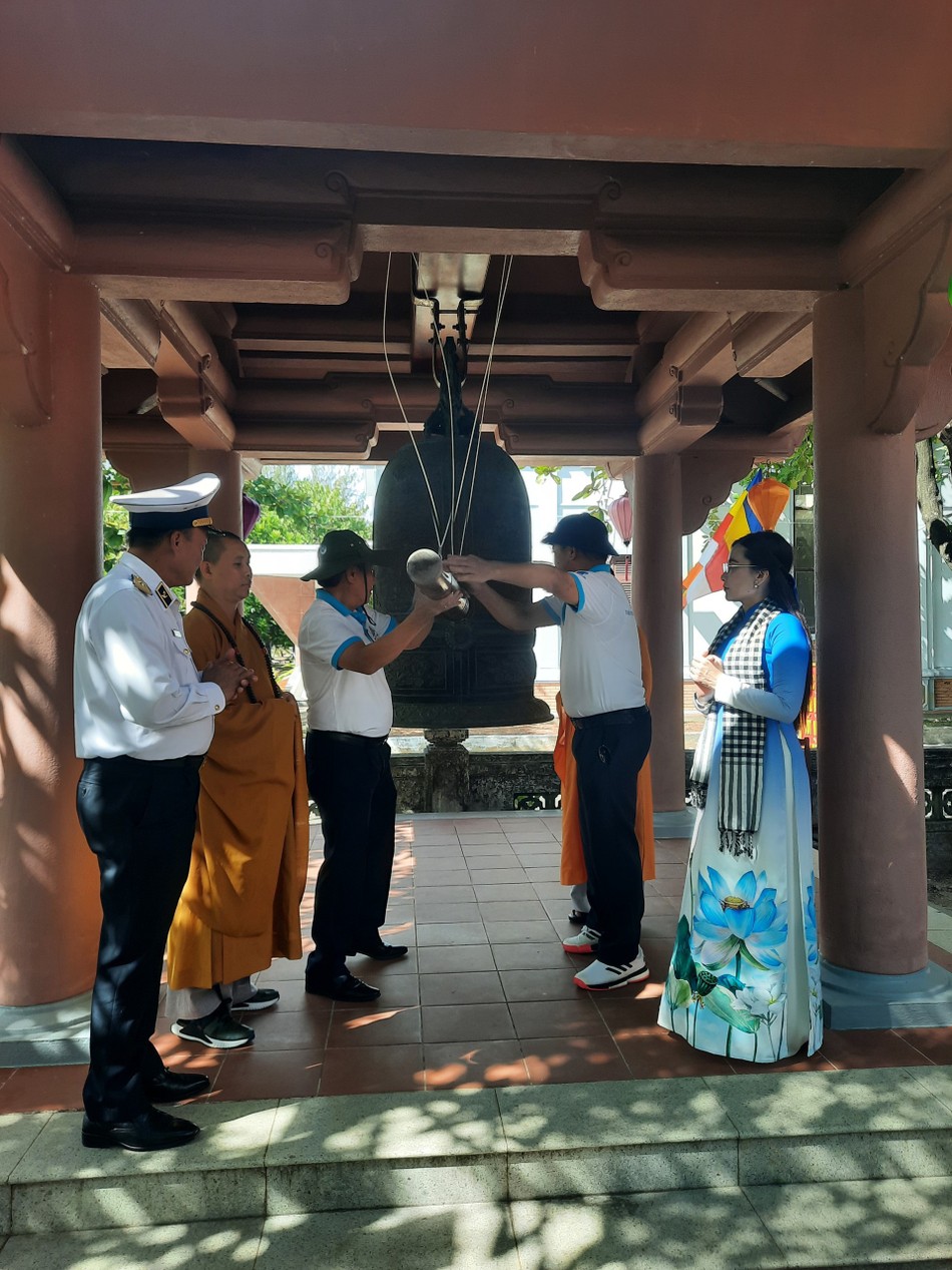 Đoàn công tác thỉnh chuông tại chùa Trường Sa Lớn Đoàn công tác thỉnh chuông tại chùa Trường Sa Lớn