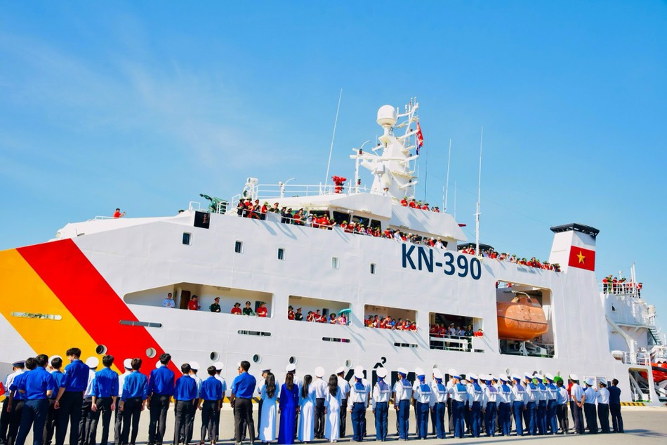 Lễ tiễn đoàn công tác số 13 đi thăm quân dân tại Trường Sa và nhà giàn DK1 Lễ tiễn đoàn công tác số 13 đi thăm quân dân tại Trường Sa và nhà giàn DK1