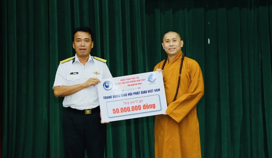 Thay mặt TƯGH, Đại đức Thích Giác Thọ trao tặng 50 triệu đồng đến các chiến sĩ tại Trường Sa Thay mặt TƯGH, Đại đức Thích Giác Thọ trao tặng 50 triệu đồng đến các chiến sĩ tại Trường Sa