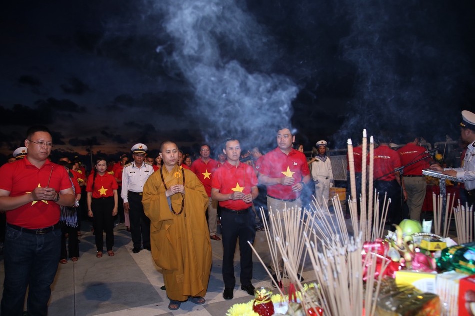 Lễ tưởng niệm 64 chiến sĩ hy sinh tại đảo Gạc Ma trên boong tàu KN390 vào tối ngày 28-4 Lễ tưởng niệm 64 chiến sĩ hy sinh tại đảo Gạc Ma trên boong tàu KN390 vào tối ngày 28-4