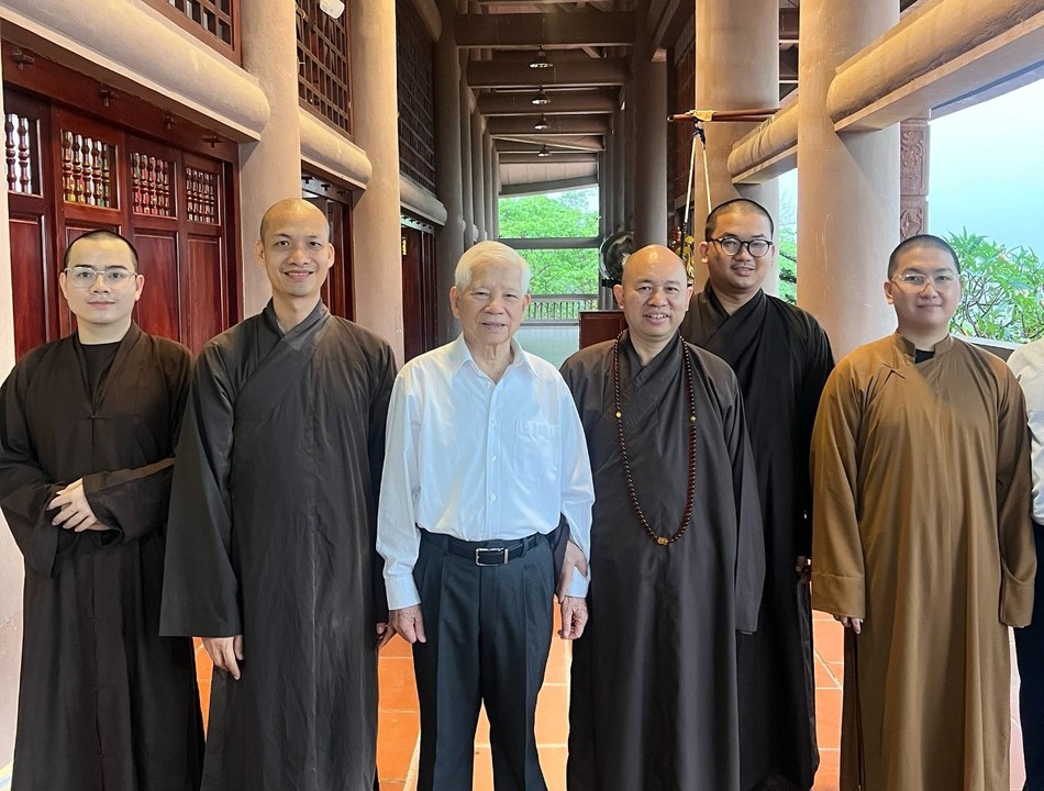 Nguyên Chủ tịch nước Nguyễn Minh Triết chụp ảnh lưu niệm cùng chư tôn đức