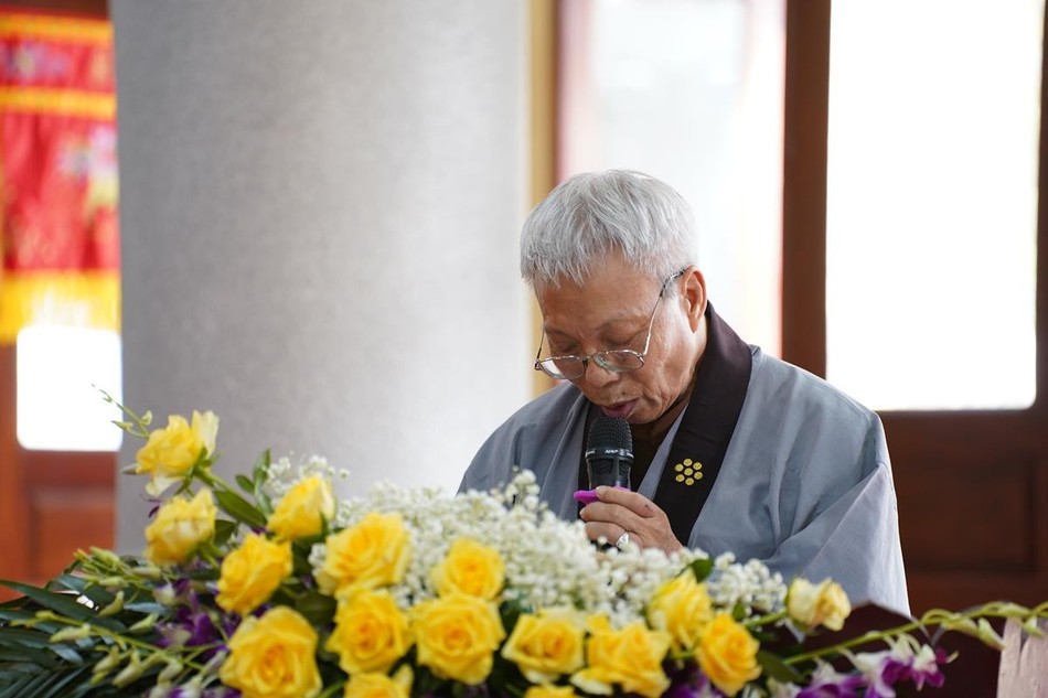 Phật tử Pháp Thiện Thịnh báo cáo số lượng hành giả tham dự khóa tu