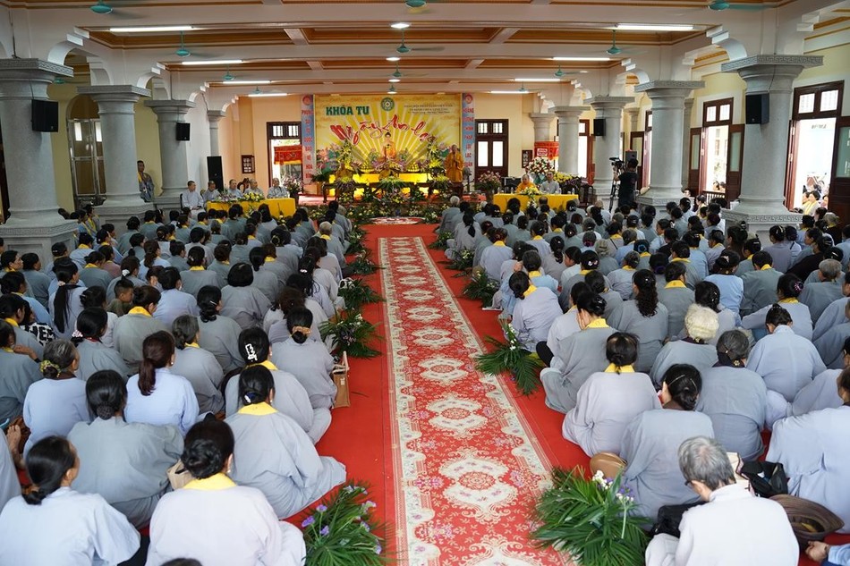 Khóa tu Một ngày an lạc tại chùa Linh Ứng với sự tham gia của gần 3.000 Phật tử đạo tràng Pháp Hoa miền Bắc, Phật tử bản tự và nhân dân thập phương